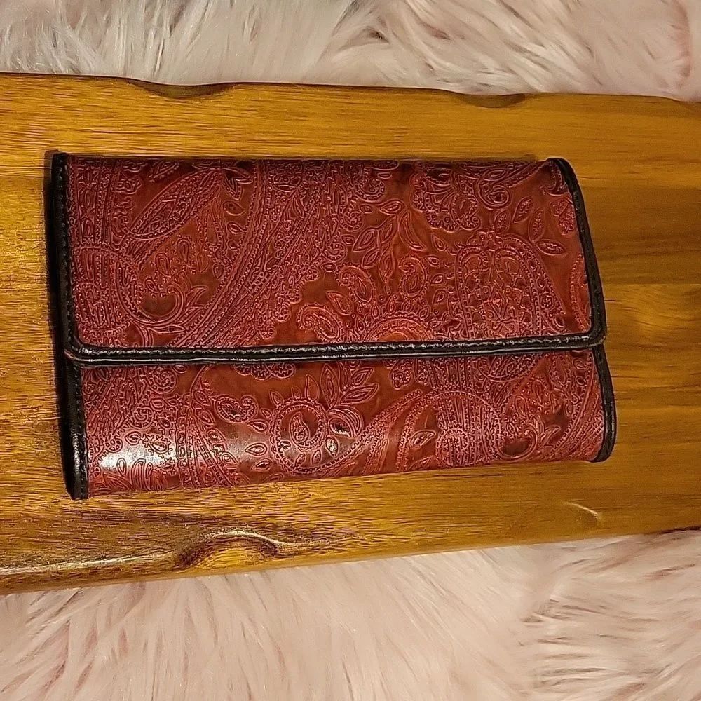 Relic 🦊 Leather Embossed wallet. EUC